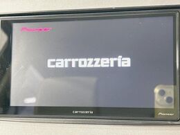 【ディスプレイオーディオ】視認性が高いディスプレイ付きオーディオを装備♪操作性も良好で直感的なソース選択が可能です。バックカメラを接続すれば後退時のカメラ画像もチェックでき便利！