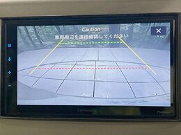 【バックカメラ】駐車時に後方がリアルタイム映像で確認できます。大型商業施設や立体駐車場での駐車時や、夜間のバック時に大活躍！運転スキルに関わらず、今や必須となった装備のひとつです！