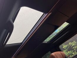 【左右独立ムーンルーフ】2列目左右席にそれぞれ配置されたガラスルーフ！日差しに合わせて片側だけシェードを閉めることも可能です！