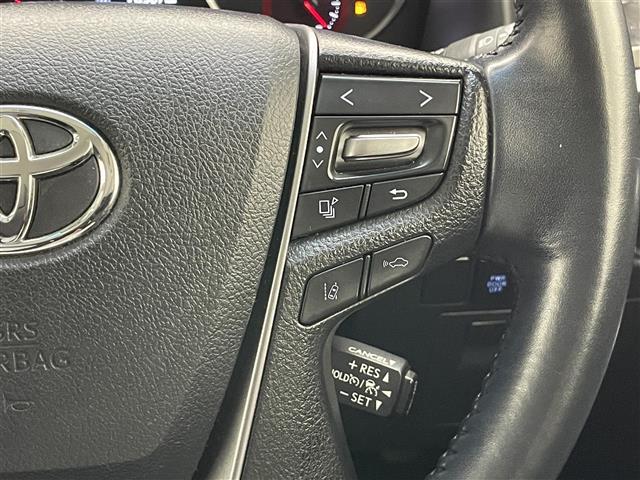【純正革巻きステアリング】上質な革を使用することで、手にしっかり馴染み運転しやすい素晴らしいハンドルです。