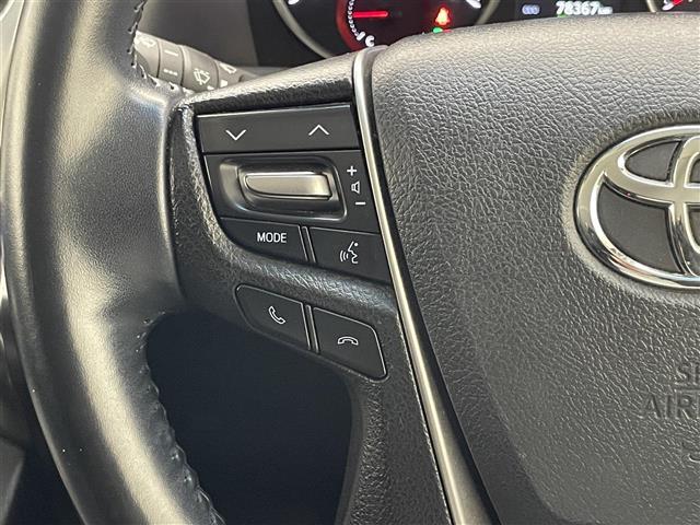 【純正革巻きステアリング】上質な革を使用することで、手にしっかり馴染み運転しやすい素晴らしいハンドルです。