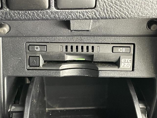 【ETC】有料道路の乗り降り時に停車することなくスマートに乗り入れが可能になったり、割引を受けることができる嬉しい装備です。