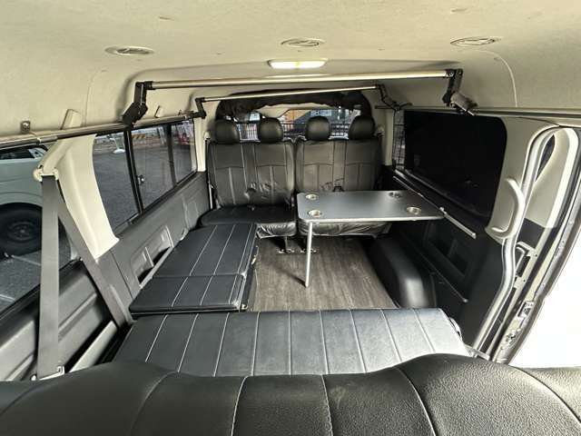 対面座席にしたりテーブルを置くことも可能です！