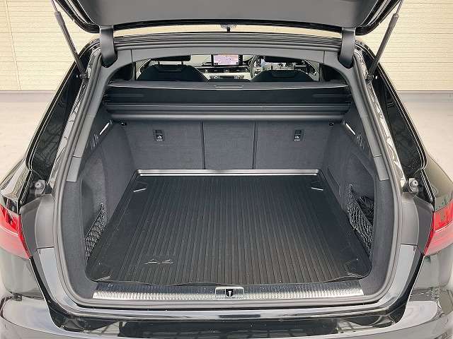 ■リアシートを倒せば、広いラゲージスペースが確保できますので、荷物の多い時は便利です！