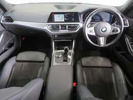 ◆インスツルメントパネルやインテリアトリムなどは、調和しなが洗練された室内を作り上げ、スイッチ類によって、優れた操作性をも実現。ドライバーの視線や動線を考え、人間工学に基づきデザインされています◆