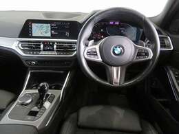 ◆インスツルメントパネルやインテリアトリムなどは、調和しなが洗練された室内を作り上げ、スイッチ類によって、優れた操作性をも実現。ドライバーの視線や動線を考え、人間工学に基づきデザインされています◆