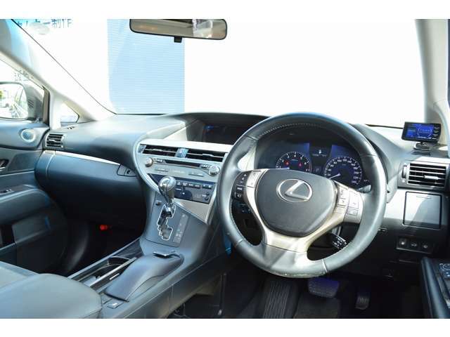 熟練のスタッフが丁寧に車内クリーニングを施工しております。必要な場合は各部リペアや車内消臭も実施しておりますので、ご安心してお買い求め頂けます。