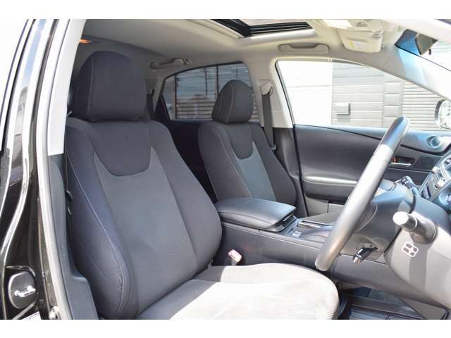 運転席廻りも汚れやシミ等は無くとても綺麗な状態でです！ご納車の前にも再度クリーニング致します！