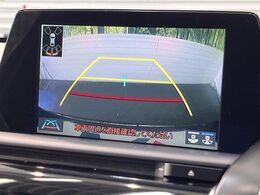 【バックカメラ】駐車時に後方がリアルタイム映像で確認できます。大型商業施設や立体駐車場での駐車時や、夜間のバック時に大活躍！運転スキルに関わらず、今や必須となった装備のひとつです！