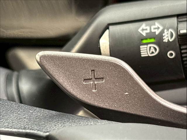 【パドルシフト】高速道路走行時など、エンジンブレーキを使用する際にはお手元で簡単にシフトダウン出来ます。