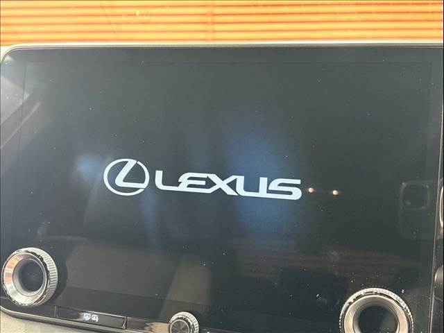 【純正ナビ】一体感のあるナビは、高級感ある車内を演出してくれます。Bluetooth再生などオーディオ機能も充実しておりますので、運転もより楽しめます♪