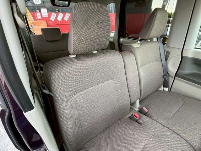 ベンチシートなので、乗り降りする際狭い駐車場でも楽々乗車が可能です☆とっても広々としていますよ♪