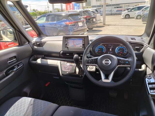 運転席まわりは素敵ですよ。