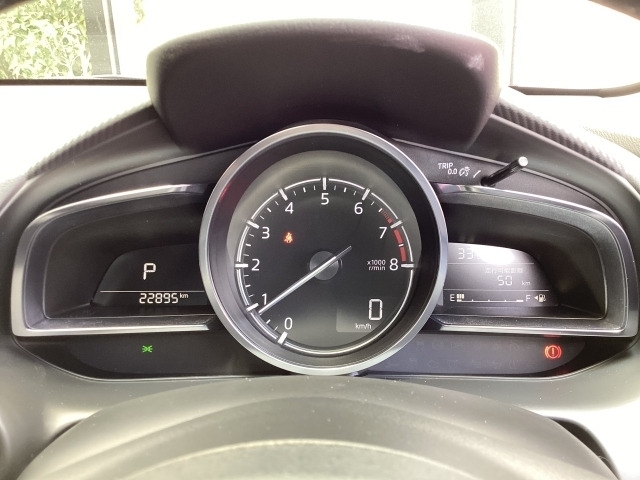センターにタコメーターをセットしスピードは一瞬でわかるようにデジタルメーター式になっています。RX-8から始まったレイアウトでコンパクトかつスタイリッシュな造りになっています。