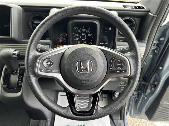 【ハンドル】軽い力で扱いやすいハンドルです。目立つ傷やスレなどなく綺麗な状態です！除菌プランいれていただくとさらに快適に！清潔なお車はお子様にも安心ですね！