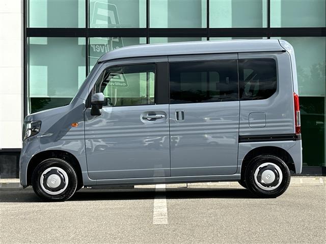 【左】当社基準による調査の結果、修復歴車と判断された車両は一部店舗を除き、販売を行なっておりません。万一、納車時に修復歴があった場合にはご契約の解除等に応じます。