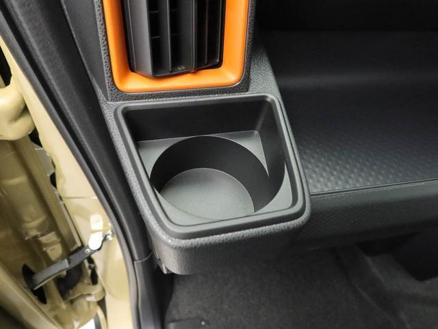 カップホルダーは運転席や助手席からちょうど手の届く位置です！！