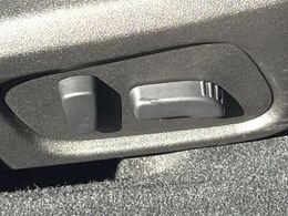 【パワーシート】スイッチ一つで簡単にシートの微調整が可能！電動だから力もいりません！快適なシートポジションにセットして、快適なドライブをお楽しみください。