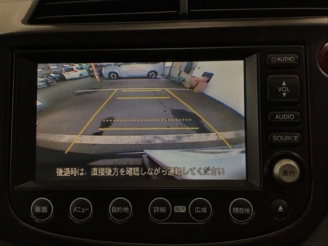 後方確認はお任せ！　リアカメラ装備でバック駐車をサポートします。