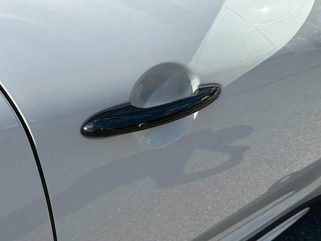 荷物を持っているときに便利なコンフォートアクセスが装備。カギを身に着けているだけでドアの開閉が可能になります！