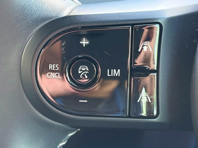 アクティブ・　クルーズ・コントロールが装備されております！希望速度を設定しておくと、車両は自動的にその速度を保ち、前方車両が近い場合、許容される範囲で前方車両の速度に自動的に調節！