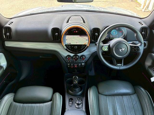 MINIならではのコックピット！！高級感があり、かつシンプルなデザインが飽きがこないとご好評いただいております。スイッチ一つ一つにも「こだわり」とセンスを感じます。