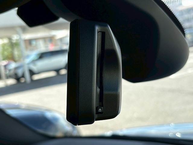 MINI純正のミラー一体型ETCが装備されております！ETC2.0対応で高速道路と自動車がリアルタイムで情報連携し、渋滞迂回ルートや安全運転をサポート！便利で快適なドライブを手助けします！