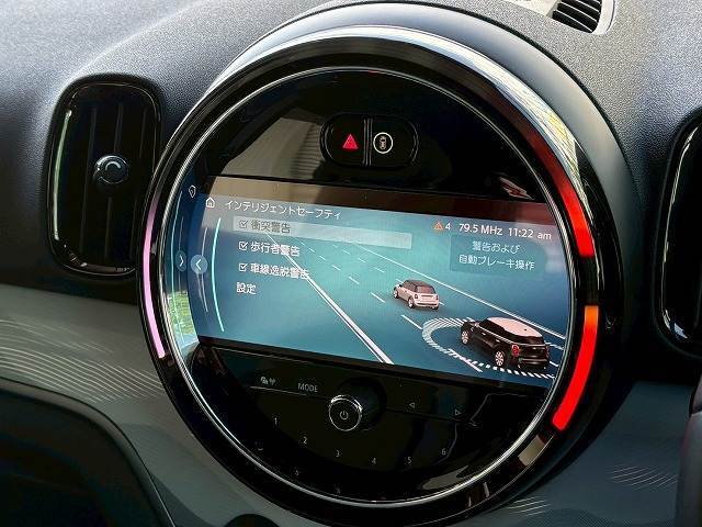 車両前部のカメラが車間距離を測定。衝突の危険を察知すると、警告機能が作動します！ブレーキ圧を調整することで反応を早め、ブレーキをサポート！対歩行者を含む衝突被害軽減ブレーキ機能も備えています。