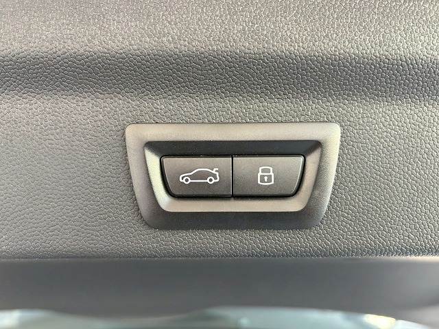 【電動リアゲート装備】ボタン一つで楽々開閉可能です！