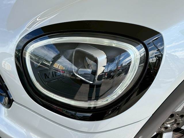 先進のLEDヘッドライトを装備。視認性と明るさが向上しより、安全運転をお楽しみいただけます。