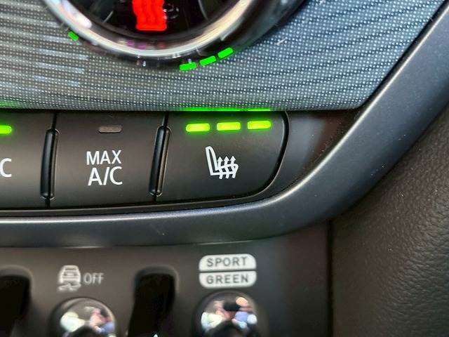 冬場に便利なシートヒーターが装備。より快適な社内空間を楽しんでいただけます！