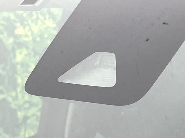 【スマートアシスト】走行中に前方の車両等を認識し、衝突しそうな時は警報とブレーキで衝突回避と被害軽減をアシスト。より安全にドライブをお楽しみいただけます。