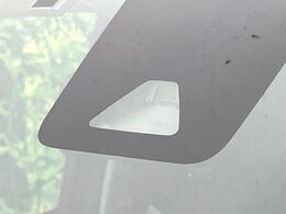 【スマートアシスト】走行中に前方の車両等を認識し、衝突しそうな時は警報とブレーキで衝突回避と被害軽減をアシスト。より安全にドライブをお楽しみいただけます。