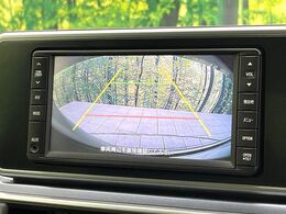 【バックカメラ】駐車時に後方がリアルタイム映像で確認できます。大型商業施設や立体駐車場での駐車時や、夜間のバック時に大活躍！運転スキルに関わらず、今や必須となった装備のひとつです！