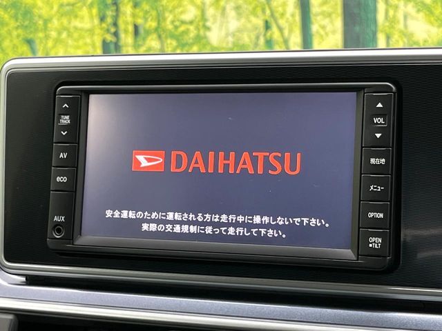 【純正ナビ】人気の純正ナビを装備しております。ナビの使いやすさはもちろん、オーディオ機能も充実！キャンプや旅行はもちろん、通勤や買い物など普段のドライブも楽しくなるはず♪