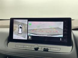 【アラウンドビューモニター】まるでクルマを真上から見下ろしたかのような視点で駐車をサポートします！クルマの斜め後ろや真横など、前後左右の4つのカメラの映像が合成されて、モニターに映し出されます。