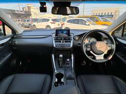 【室内】コックピット。車内もキレイで嫌な臭いもありません！ご納車後の臭いが付きにくくなる「空気触媒コーティング」もあります。