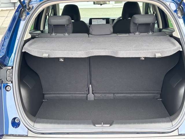 後部座席に座れる状態でも荷室はこれだけの広さがあるのでお出かけやお買い物にも重宝します。ついつい買い物しすぎても安心ですね♪