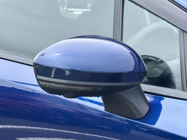 ウィンカードアミラー☆ライトの点滅で対向車、歩行者などに曲がることを知らせることができるので安心・安全につながりますね♪