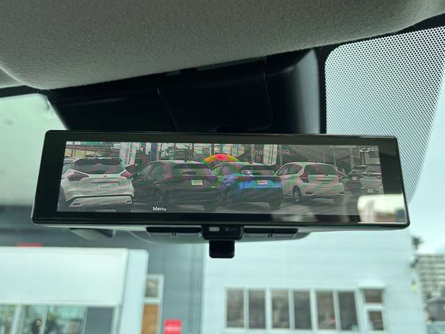 スマートルームミラーも付いています。後方ピラーや荷物、後席に同乗している方や曇りなど視界が遮られた場合でも後方カメラからの映像で安全確認をすることができます。