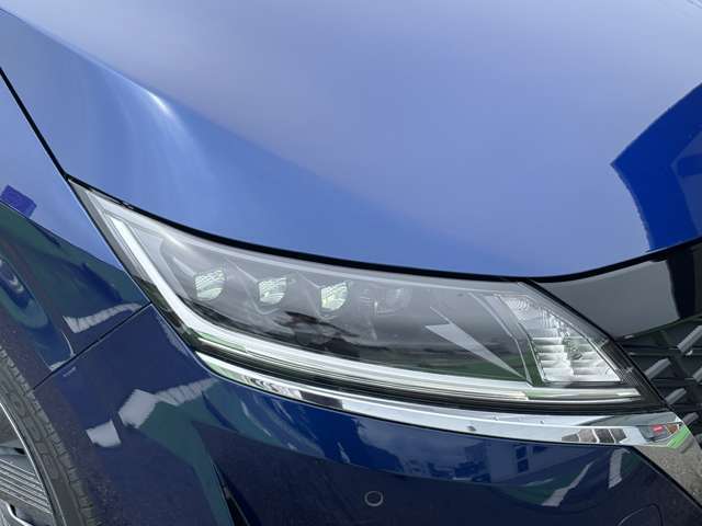 夜間走行の様々な局面に向けて、LEDヘッドランプで視認性をしっかり確保☆ハロゲンヘッドランプのおおよそ2倍の光量で、広範囲に明るくドライバーをサポートしてくれます。