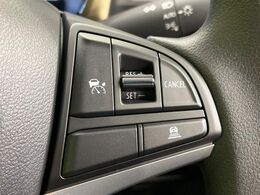 【アダプティブクルーズコントロール】高速道路での長距離走行が楽に！！自動で速度を保つクルーズコントロールが、衝突軽減システムと連携し、前方の車両を感知して車間を保つように速度調節してくれます！！