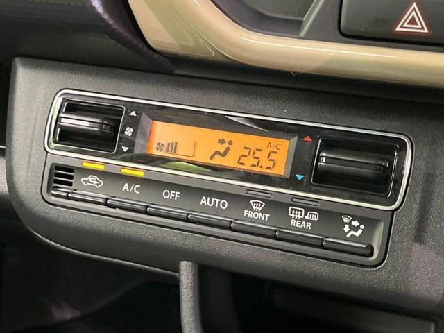 【オートエアコン】一度お好みの温度に設定すれば、車内の温度を検知し風量や温度を自動で調整。暑い…寒い…と何度もスイッチ操作をする必要はありません。快適な車内空間には必須の機能ですね♪