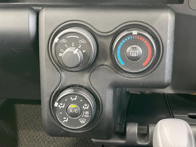 寒い冬も暑い夏も全席に快適な空調を届けてくれる、ダイヤル式エアコンを装備♪