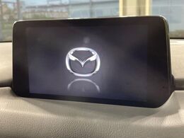【8インチマツダコネクト】車内の雰囲気にマッチした大型のディスプレイ。スマホ接続でのナビ使用やBluetooth再生等、様々な機能が楽しめます。直感的なダイヤル操作が可能で、使い勝手も良好です。