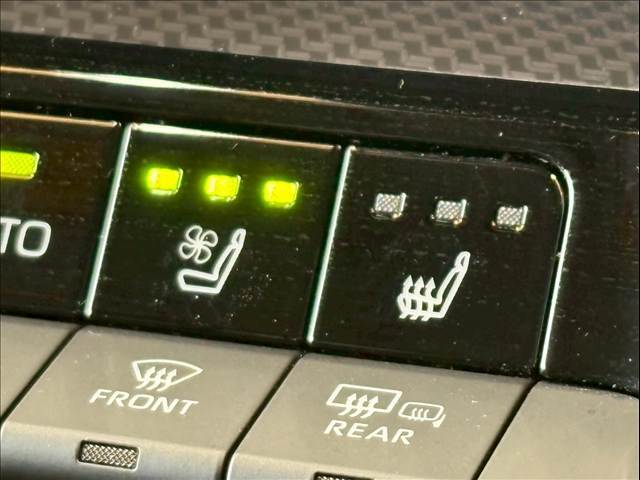【シートヒーター＆シートクーラー】高級車にふさわしい快適装備で、夏場は座面から涼しい風が、冬場は身体の芯からポカポカになりますね。