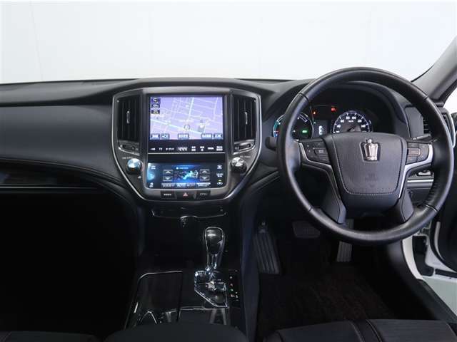 スタイリッシュなデザインのインパネ。各操作スイッチは使い易い位置に配置されてます。