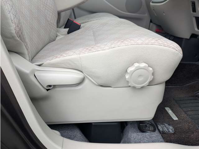 運転席画上下するシートリフター付記です。TEL0291-36-6922