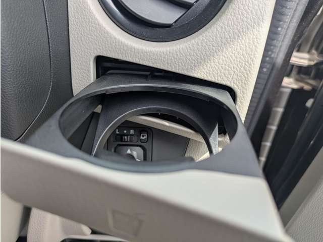 引出し式のドリンクホルダーなので使わない時はきれいに収納出来て便利です。