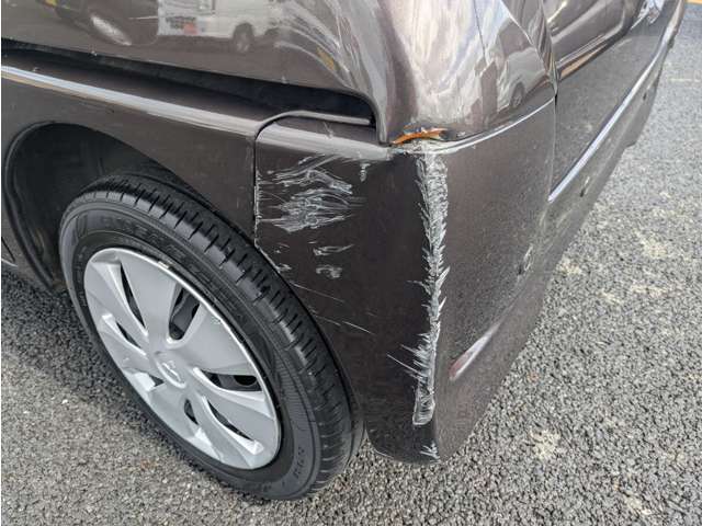 左後ろに凹みを伴う擦りキズが有りますが当社でしっかりなおして納車致します。